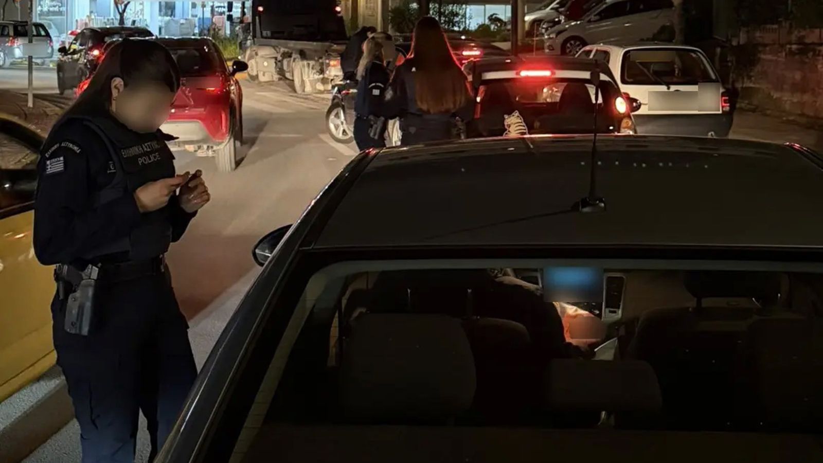 Εξόρμηση της ΕΛ.ΑΣ. στο Ίλιον, 14 ΙΧ έφυγαν με γερανό 
